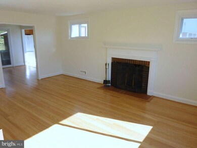 6804 Collinsdale Rd, Parkville, MD 21234 - photo 3