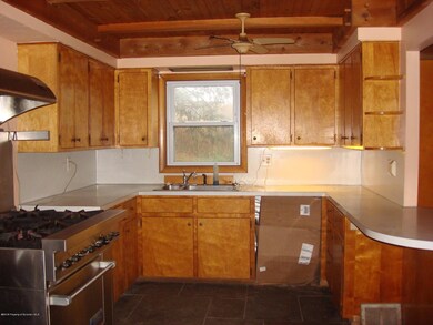 206 Rowland Ln, Dallas, PA 18612 - photo 4