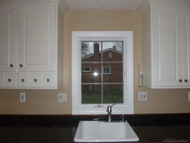 281 Reitman Ct, Rochester Hills, MI 48307 - photo 2