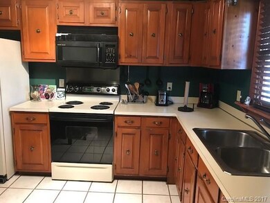 423 Windsor Ln, Statesville, NC 28677 - photo 2