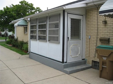 Side entrance with Mudroom