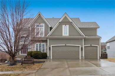 5+ Bed Room 3.5 Baths HUGE FULL SIZE THREE CAR DRI