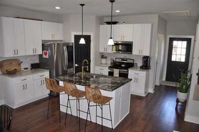 318 W Willingham St, Cleburne, TX 76033 - photo 6