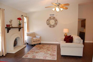 Vaulted Ceiling Family, Dining & Living
