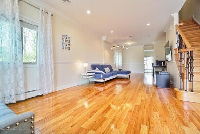 (4) Living Room