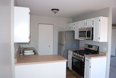 302 Newport Ln unit B2, Bartlett, IL 60103 - photo 3