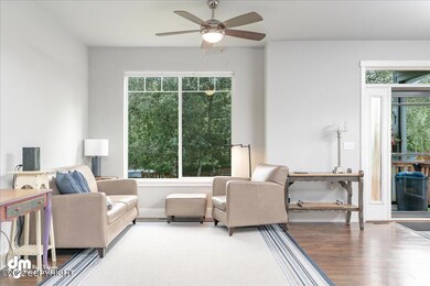 04-Living Room_MAX7372