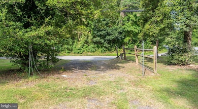 12301 Daisy Ln, Glenn Dale, MD 20769 - photo 6