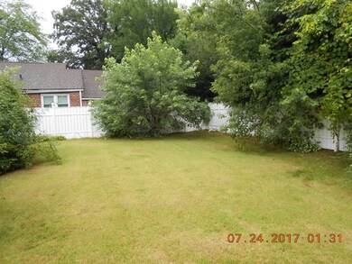 305 Roosevelt Ave, Springfield, MA 01118 - photo 2