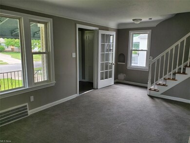SPACIOUS LIVING ROOMGAS FIREPLACE