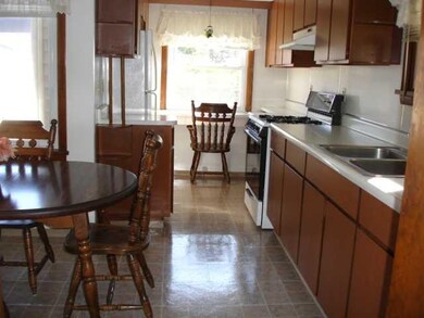 Kitchen Updated Eat-In Kitchen with newer applianc