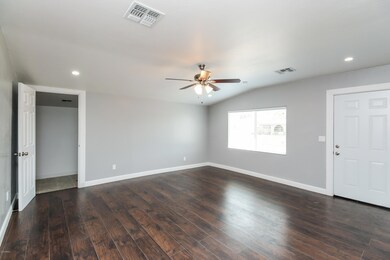 004-photo-living-room-6107380