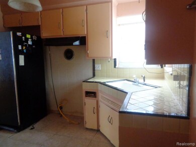 19695 Riverview St, Detroit, MI 48219 - photo 5