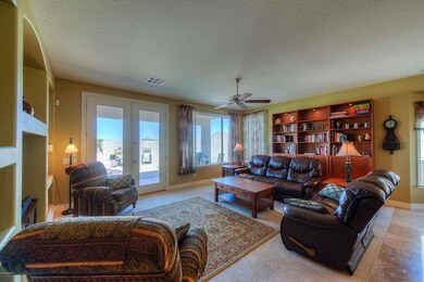 006_Family Room