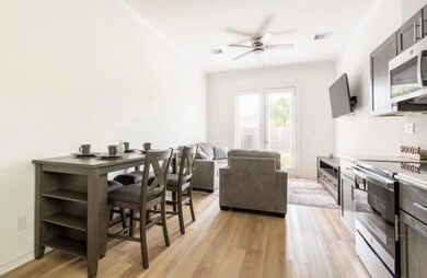 Kitchen/dining combo