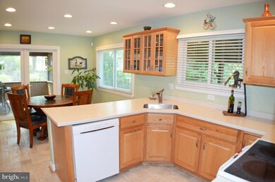 2529 Oakhampton Place, Herndon, VA 20171 - photo 2