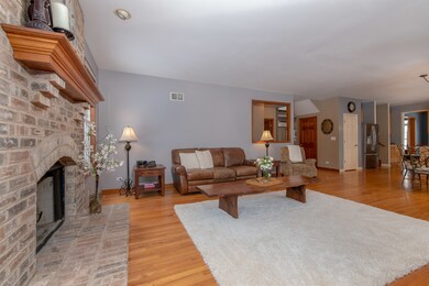 940 Hodge Ln, Batavia, IL 60510 - photo 5