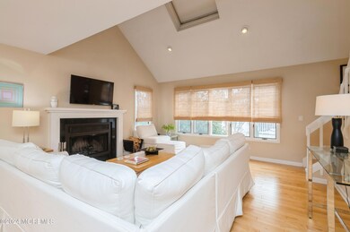 03_1910BeachBlvd_1_LivingRoom_HiRes