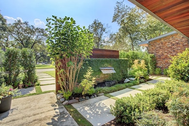 10946 Saint Marys Ln, Houston, TX 77079 - photo 4