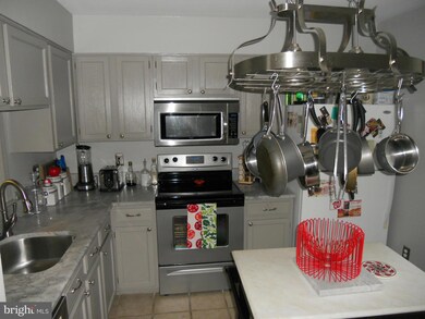 6376 Chimney Wood Ct, Alexandria, VA 22306 - photo 7