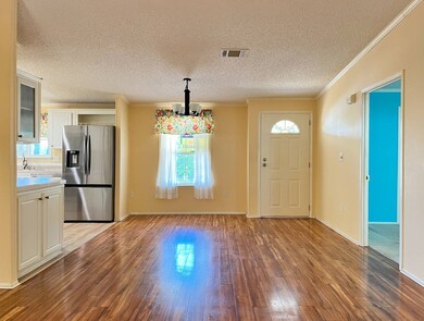 DINING ROOM/FOYER