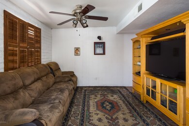 6 family room (1)