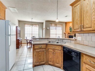 616 Loyd Ln, Moore, OK 73160 - photo 4