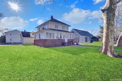 31 Hiawatha Dr, Brightwaters, NY 11718 - photo 2