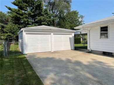 3106 E 26th St, Des Moines, IA 50317 - photo 4