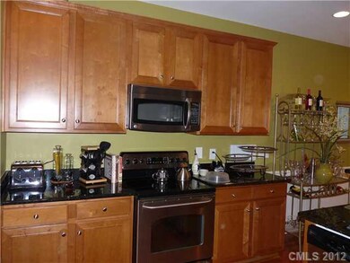 Kitchen - Gorgeous kitchen with granite counter to