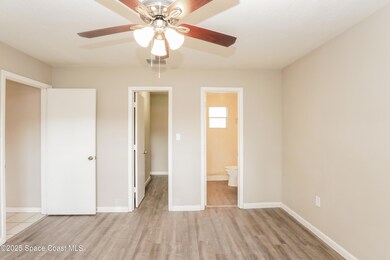 007-photo-primary-bedroom-10892632