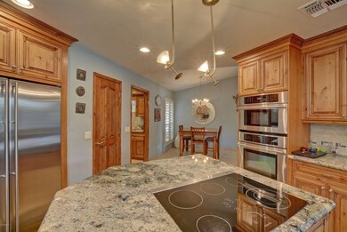 6 - Eat In Kitchen