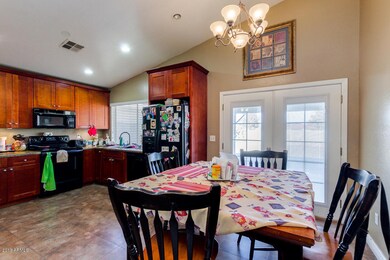 Oversized Kitchen w/ Eat-In Area