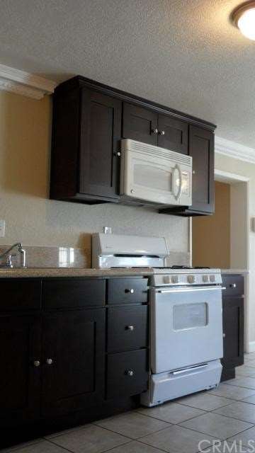 Beautiful Crown Moldings Are Installed in Kitchen.