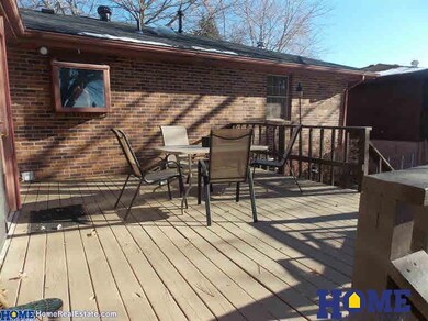 Great deck makes for easy entertaining in the summertime!