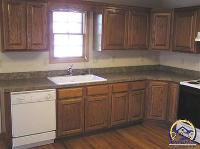 3613 SW Nicholas Ct, Topeka, KS 66610 - photo 4