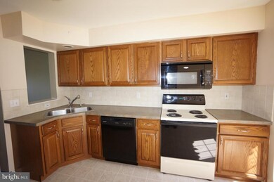 4025 Bradford Cir, Mount Joy, PA 17552 - photo 4