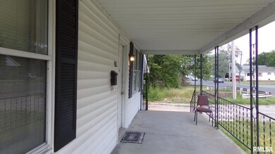 708 W Poplar St, Harrisburg, IL 62946 - photo 2