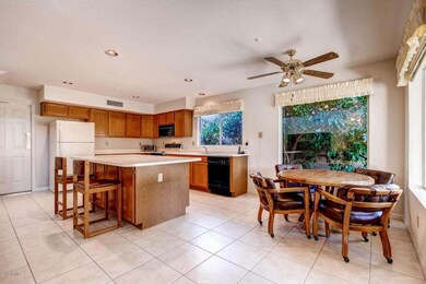 Open eat-in kitchen with island
