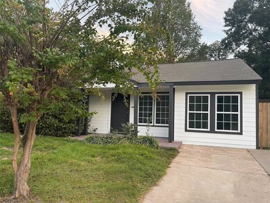 1079 W 43rd St, Houston, TX 77018 - photo 2