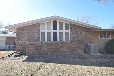 5025 SW Wanamaker Rd, Topeka, KS 66610 - photo 2