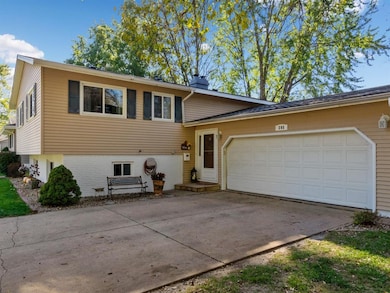 208 31st St NW, Cedar Rapids, IA 52405 - photo 2