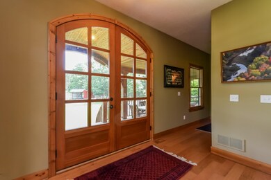 007-Foyer-1903177-large