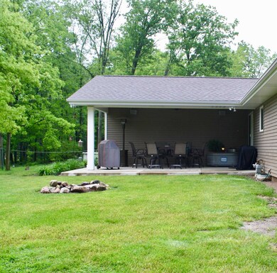 605 Hickory Ln, Ossian, IN 46777 - photo 4