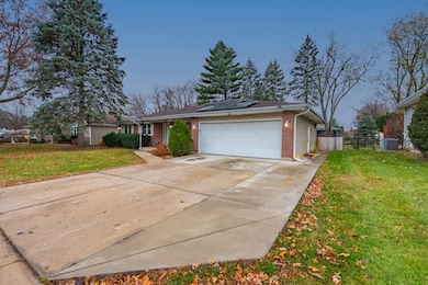 904 Chippewa Dr, Elgin, IL 60120 - photo 2