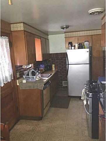 Kitchen Good size eat In Kitchen with Stainless st