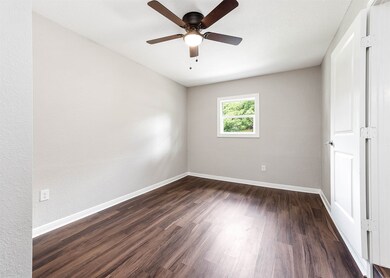 210 Mclemore Dr, Alvin, TX 77511 - photo 6