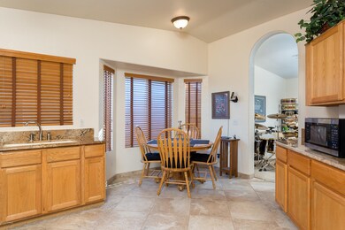 Kitchen & Dining