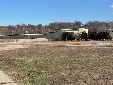 1007 S 6th St, Saint Joseph, MO 64501 - photo 2