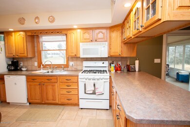 912 Weston St, Lansing, MI 48917 - photo 4